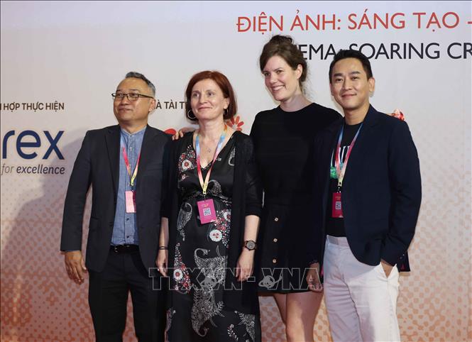 Các nghệ sĩ đến dự khai mạc Liên hoan phim Quốc tế Hà Nội (HANIFF) 2024. Ảnh: Thanh Tùng - TTXVN